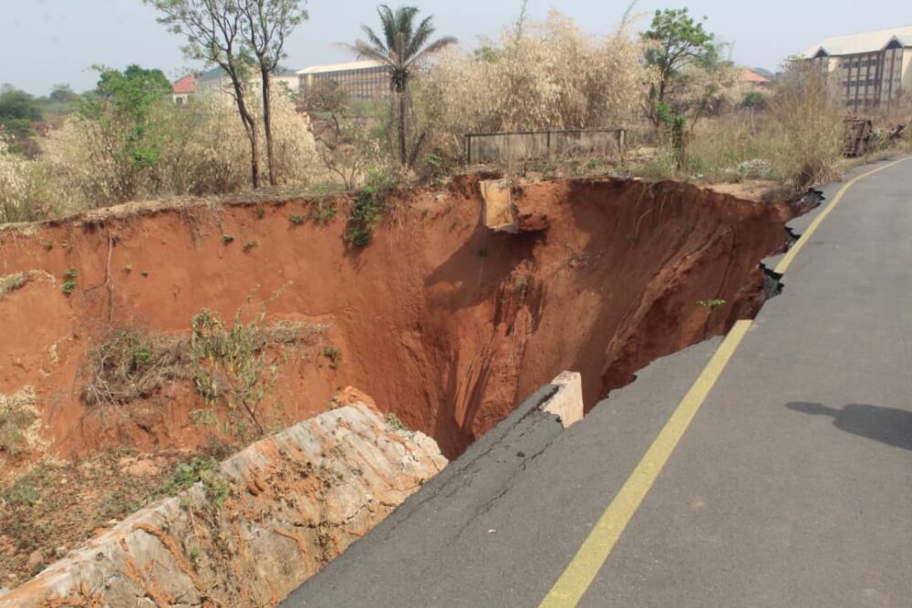 INSPECTION OF THE GULLY EROSION SITE AT FEDPOLY, OKO BY MEMBERS OF ANAMBRA STATE HOUSE OF ASSEMBLY